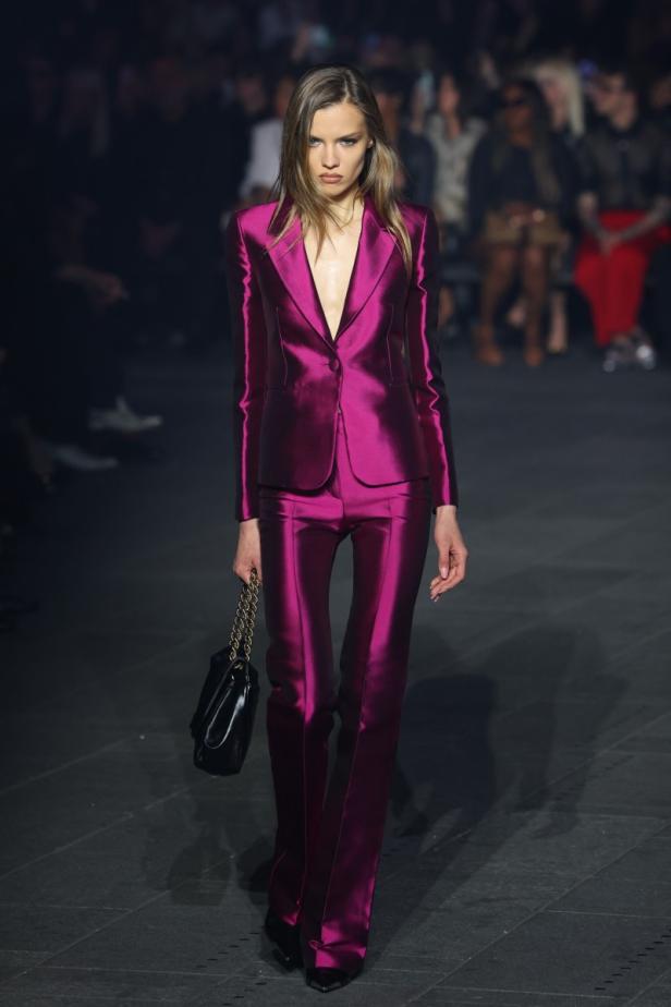 ديمنا يجتاح "تايمز سكوير" في عرض مميّز لمجموعة ‏Gucci Cruise 2027‎