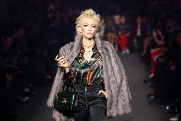 ديمنا يجتاح "تايمز سكوير" في عرض مميّز لمجموعة ‏Gucci Cruise 2027‎