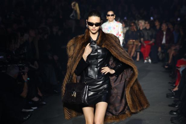 ديمنا يجتاح "تايمز سكوير" في عرض مميّز لمجموعة ‏Gucci Cruise 2027‎
