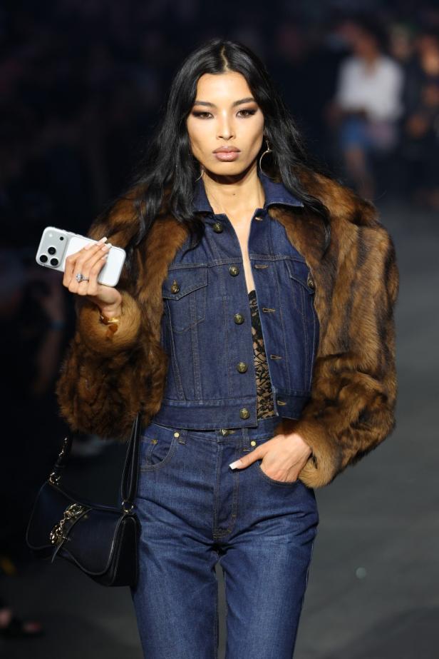 ديمنا يجتاح "تايمز سكوير" في عرض مميّز لمجموعة ‏Gucci Cruise 2027‎