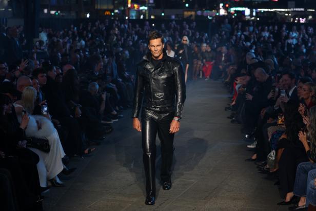 ديمنا يجتاح "تايمز سكوير" في عرض مميّز لمجموعة ‏Gucci Cruise 2027‎