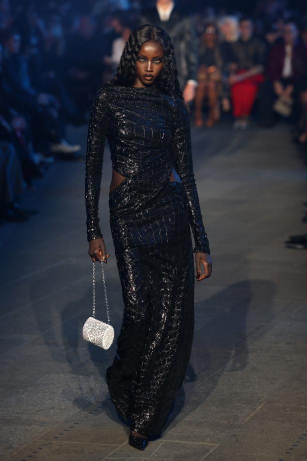 ديمنا يجتاح "تايمز سكوير" في عرض مميّز لمجموعة ‏Gucci Cruise 2027‎