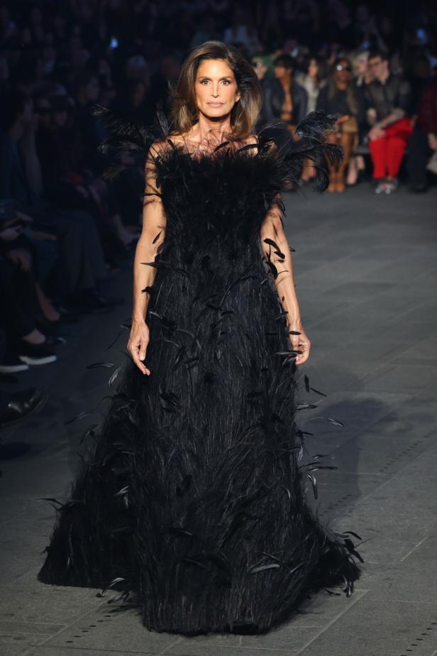 ديمنا يجتاح "تايمز سكوير" في عرض مميّز لمجموعة ‏Gucci Cruise 2027‎