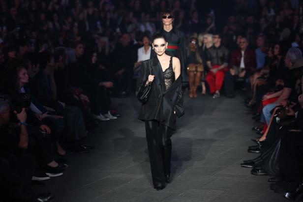 ديمنا يجتاح "تايمز سكوير" في عرض مميّز لمجموعة ‏Gucci Cruise 2027‎