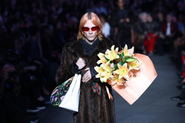 ديمنا يجتاح "تايمز سكوير" في عرض مميّز لمجموعة ‏Gucci Cruise 2027‎
