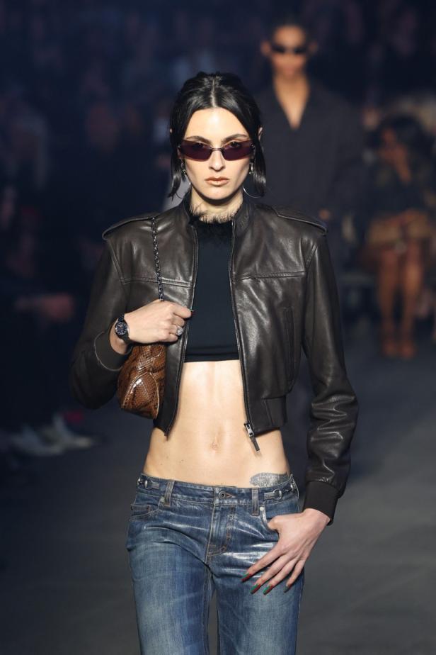 ديمنا يجتاح "تايمز سكوير" في عرض مميّز لمجموعة ‏Gucci Cruise 2027‎
