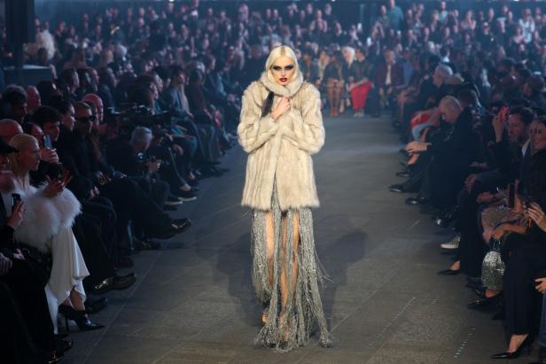 ديمنا يجتاح "تايمز سكوير" في عرض مميّز لمجموعة ‏Gucci Cruise 2027‎