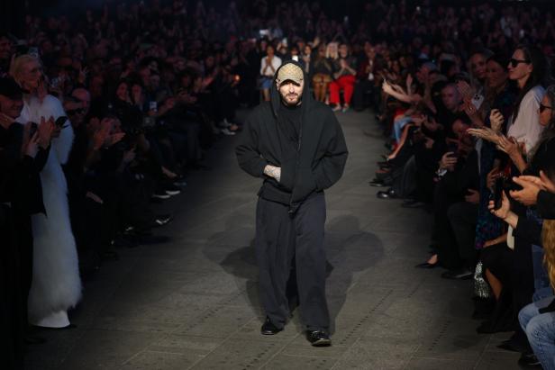 ديمنا يجتاح "تايمز سكوير" في عرض مميّز لمجموعة ‏Gucci Cruise 2027‎