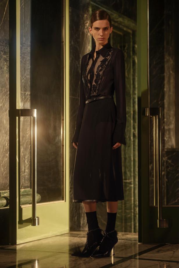 ماريا غراتسيا كيوري تعود إلى جذور ‏Fendi‏ التاريخية لتقديم أولى مجموعات كروز‎ 2027 ‎