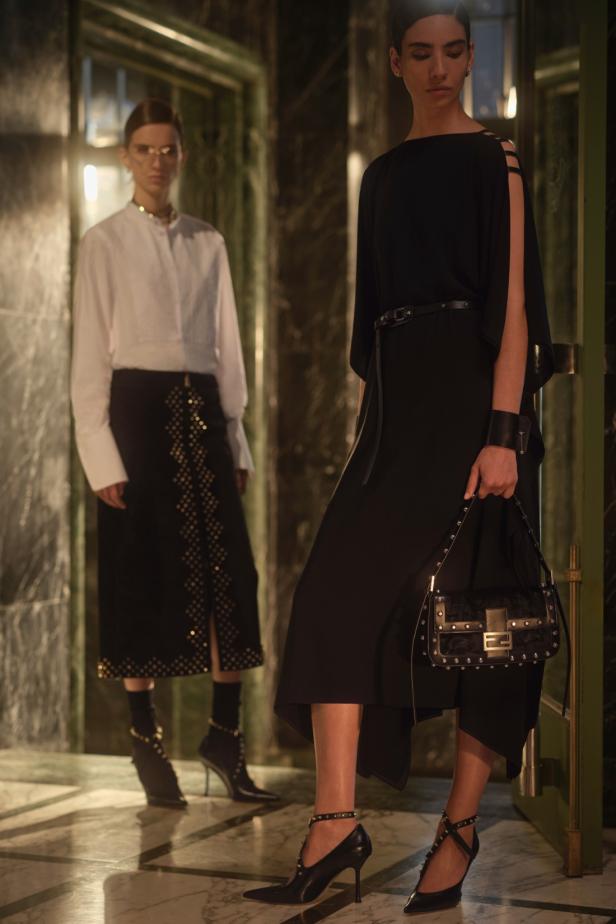 ماريا غراتسيا كيوري تعود إلى جذور ‏Fendi‏ التاريخية لتقديم أولى مجموعات كروز‎ 2027 ‎