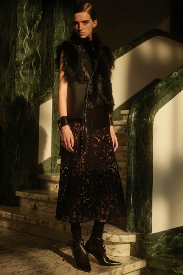 ماريا غراتسيا كيوري تعود إلى جذور ‏Fendi‏ التاريخية لتقديم أولى مجموعات كروز‎ 2027 ‎