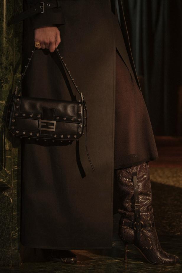 ماريا غراتسيا كيوري تعود إلى جذور ‏Fendi‏ التاريخية لتقديم أولى مجموعات كروز‎ 2027 ‎