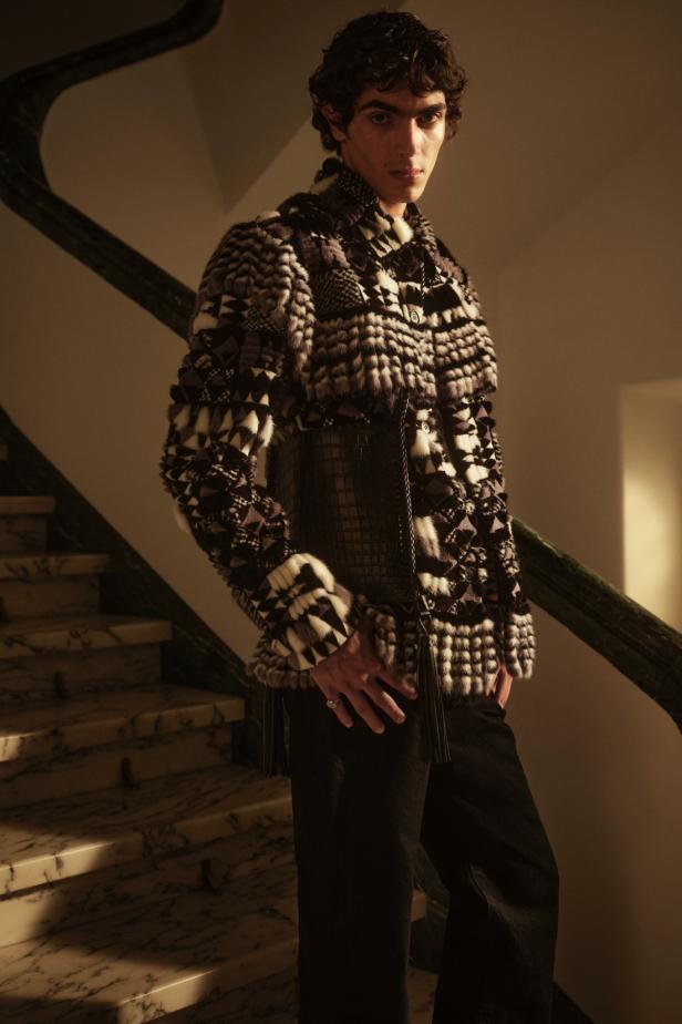 ماريا غراتسيا كيوري تعود إلى جذور ‏Fendi‏ التاريخية لتقديم أولى مجموعات كروز‎ 2027 ‎