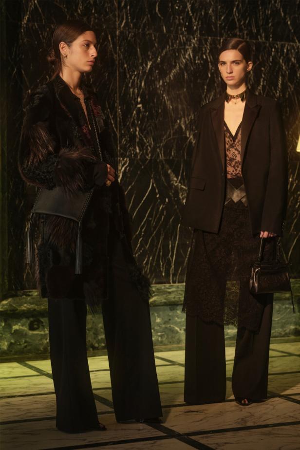 ماريا غراتسيا كيوري تعود إلى جذور ‏Fendi‏ التاريخية لتقديم أولى مجموعات كروز‎ 2027 ‎