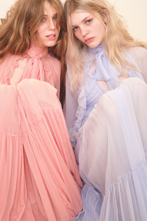 Chloé‏ تفتح أرشيفها لتقدم أزياء تتجاوز الزمن في مجموعة ربيع 2027‏