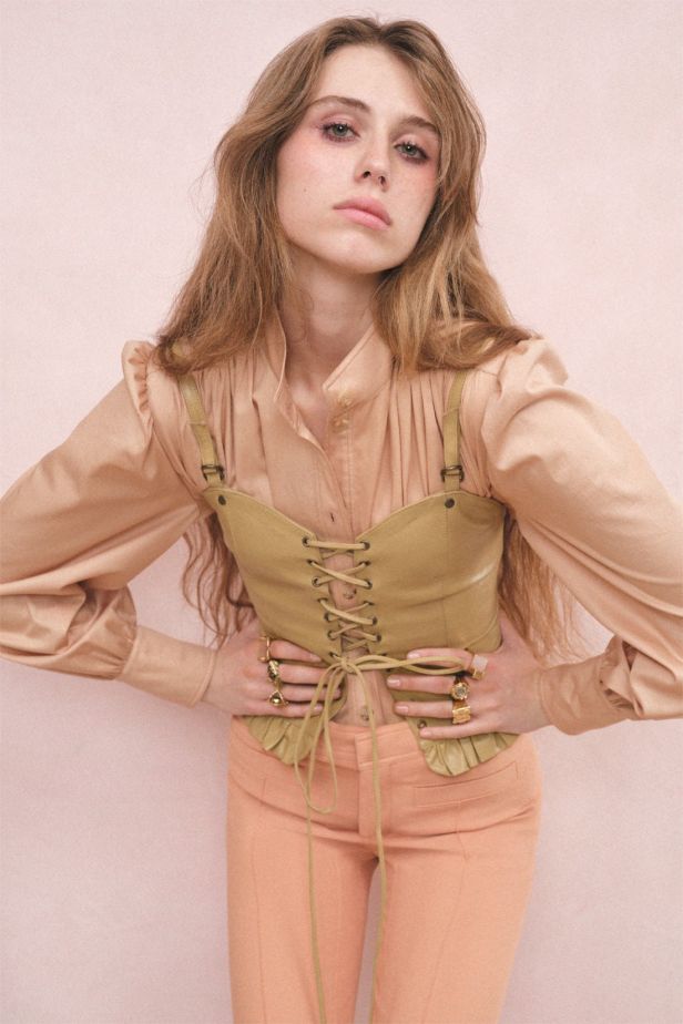 Chloé‏ تفتح أرشيفها لتقدم أزياء تتجاوز الزمن في مجموعة ربيع 2027‏