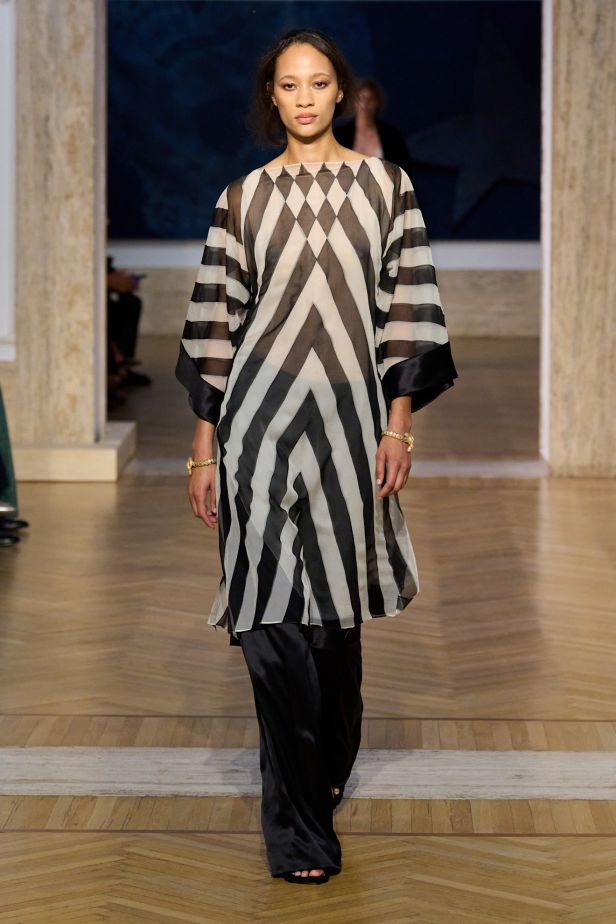مجموعة ‏Fendi‏ للأزياء الراقية لخريف 2026.. الحرفية اليدوية تتحول إلى معجزة بصرية من ‏الدانتيل والتطريز