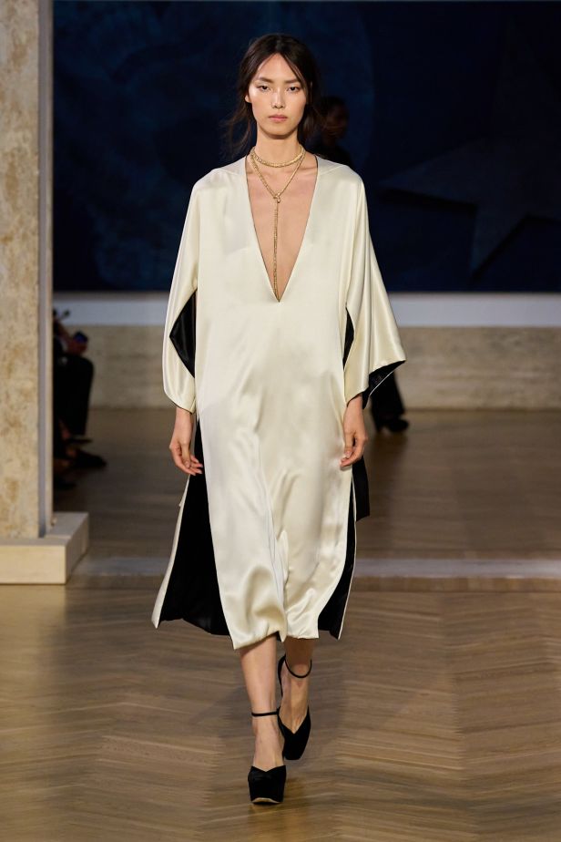 مجموعة ‏Fendi‏ للأزياء الراقية لخريف 2026.. الحرفية اليدوية تتحول إلى معجزة بصرية من ‏الدانتيل والتطريز