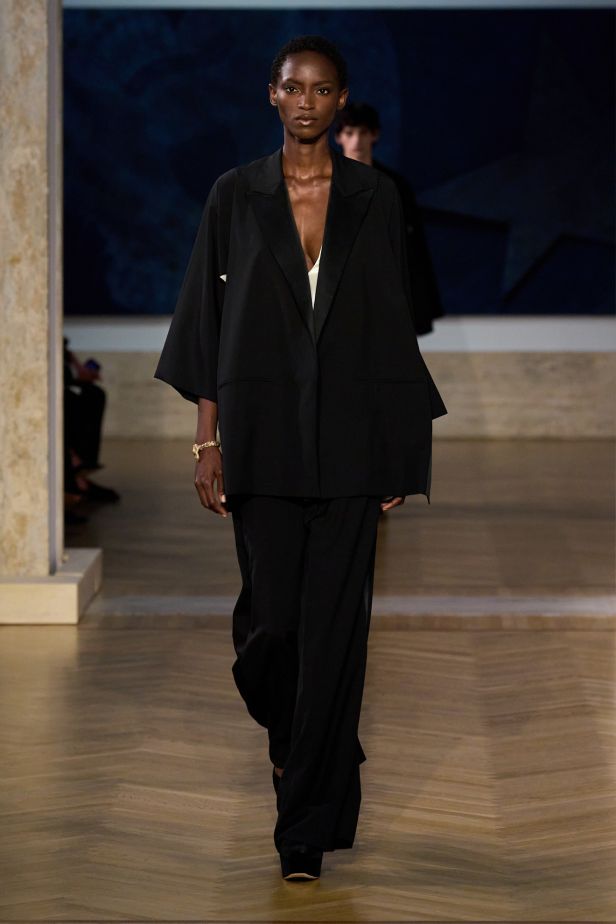 مجموعة ‏Fendi‏ للأزياء الراقية لخريف 2026.. الحرفية اليدوية تتحول إلى معجزة بصرية من ‏الدانتيل والتطريز