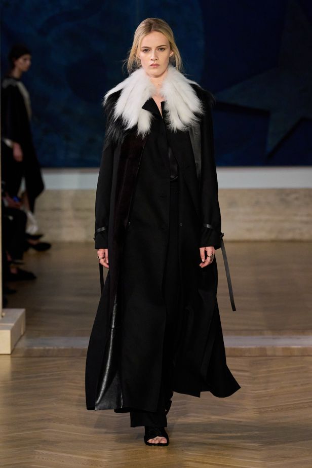 مجموعة ‏Fendi‏ للأزياء الراقية لخريف 2026.. الحرفية اليدوية تتحول إلى معجزة بصرية من ‏الدانتيل والتطريز