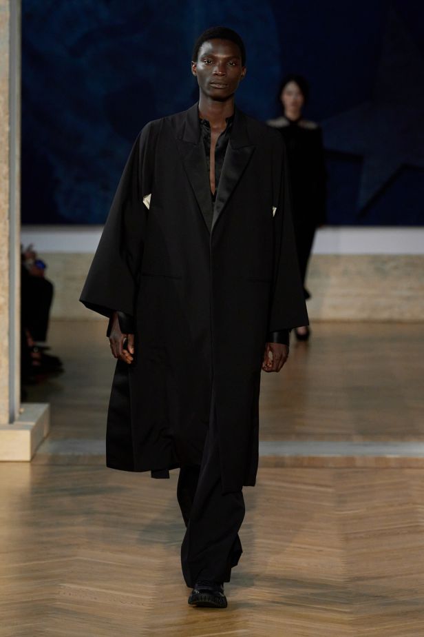 مجموعة ‏Fendi‏ للأزياء الراقية لخريف 2026.. الحرفية اليدوية تتحول إلى معجزة بصرية من ‏الدانتيل والتطريز