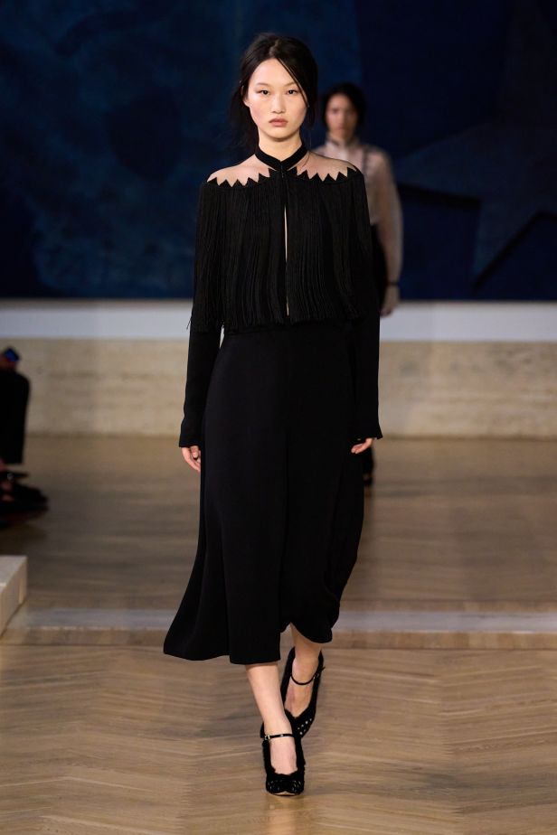 مجموعة ‏Fendi‏ للأزياء الراقية لخريف 2026.. الحرفية اليدوية تتحول إلى معجزة بصرية من ‏الدانتيل والتطريز