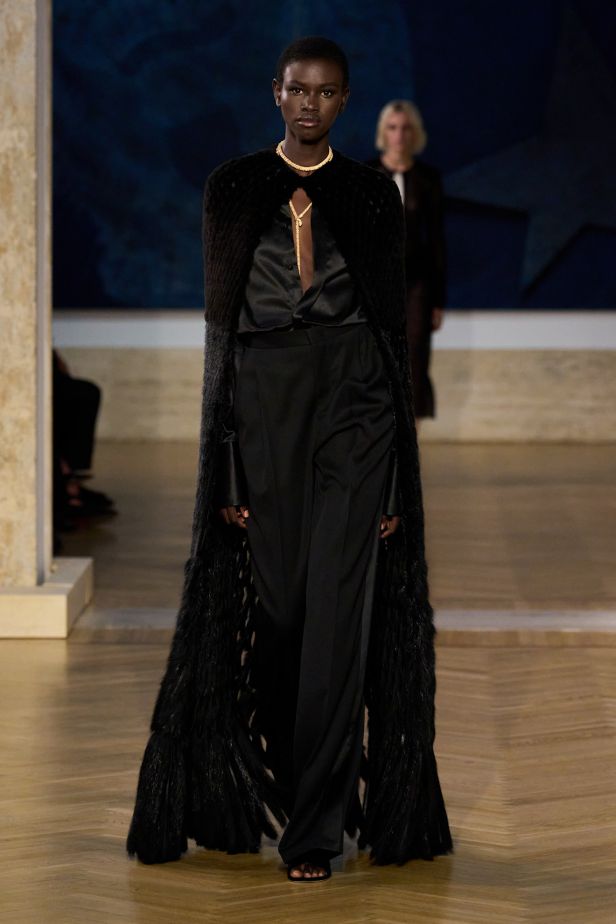 مجموعة ‏Fendi‏ للأزياء الراقية لخريف 2026.. الحرفية اليدوية تتحول إلى معجزة بصرية من ‏الدانتيل والتطريز