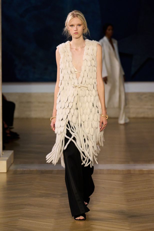 مجموعة ‏Fendi‏ للأزياء الراقية لخريف 2026.. الحرفية اليدوية تتحول إلى معجزة بصرية من ‏الدانتيل والتطريز