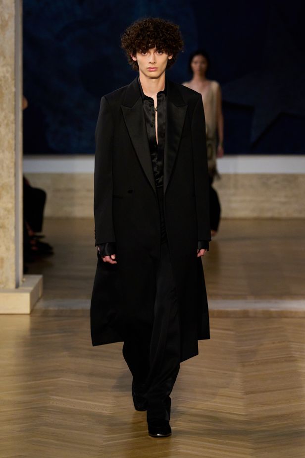 مجموعة ‏Fendi‏ للأزياء الراقية لخريف 2026.. الحرفية اليدوية تتحول إلى معجزة بصرية من ‏الدانتيل والتطريز