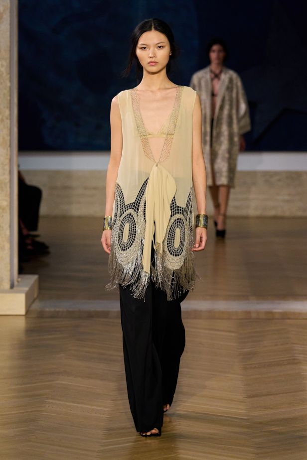 مجموعة ‏Fendi‏ للأزياء الراقية لخريف 2026.. الحرفية اليدوية تتحول إلى معجزة بصرية من ‏الدانتيل والتطريز