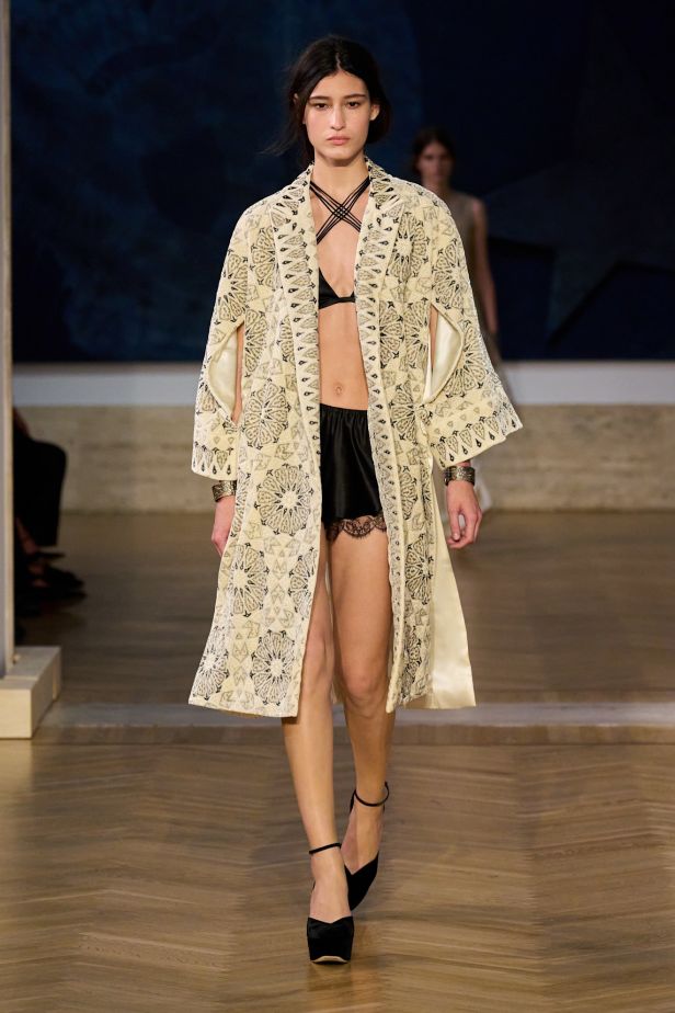 مجموعة ‏Fendi‏ للأزياء الراقية لخريف 2026.. الحرفية اليدوية تتحول إلى معجزة بصرية من ‏الدانتيل والتطريز