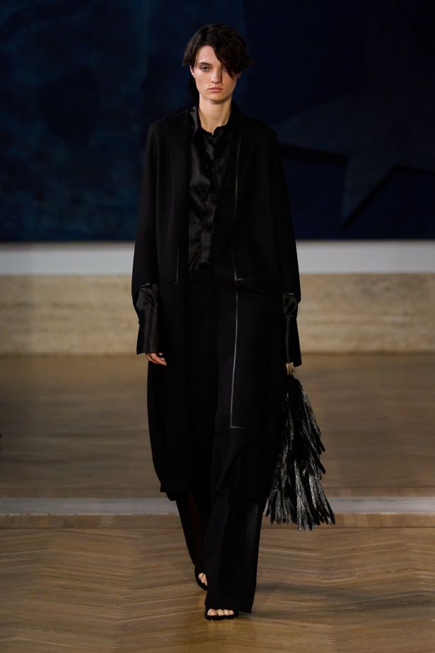 مجموعة ‏Fendi‏ للأزياء الراقية لخريف 2026.. الحرفية اليدوية تتحول إلى معجزة بصرية من ‏الدانتيل والتطريز