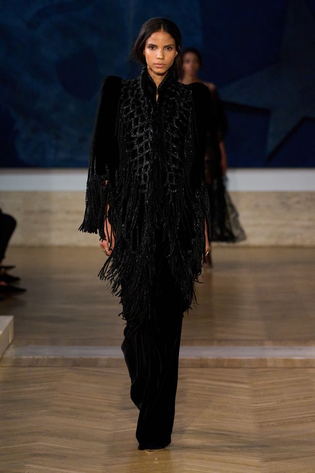 مجموعة ‏Fendi‏ للأزياء الراقية لخريف 2026.. الحرفية اليدوية تتحول إلى معجزة بصرية من ‏الدانتيل والتطريز