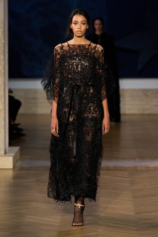 مجموعة ‏Fendi‏ للأزياء الراقية لخريف 2026.. الحرفية اليدوية تتحول إلى معجزة بصرية من ‏الدانتيل والتطريز