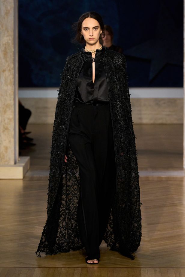 مجموعة ‏Fendi‏ للأزياء الراقية لخريف 2026.. الحرفية اليدوية تتحول إلى معجزة بصرية من ‏الدانتيل والتطريز