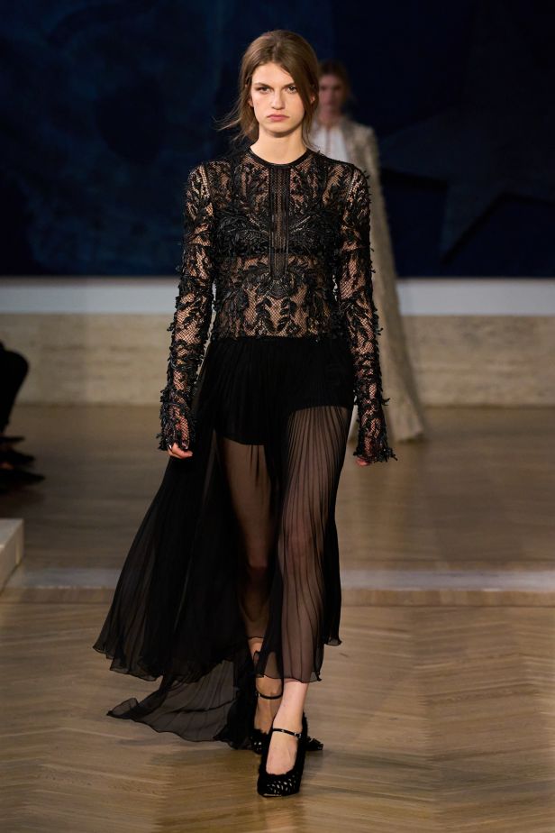 مجموعة ‏Fendi‏ للأزياء الراقية لخريف 2026.. الحرفية اليدوية تتحول إلى معجزة بصرية من ‏الدانتيل والتطريز