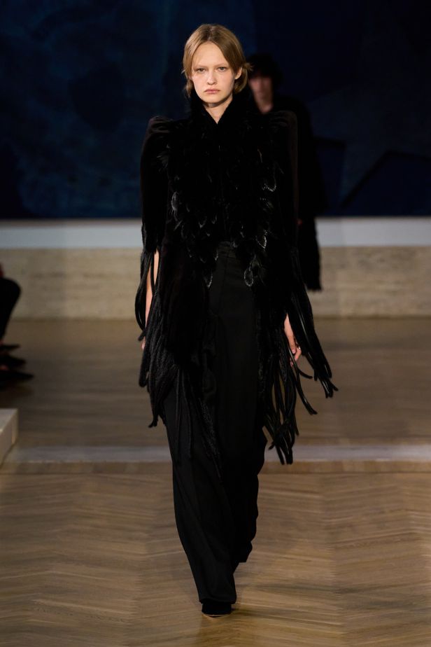 مجموعة ‏Fendi‏ للأزياء الراقية لخريف 2026.. الحرفية اليدوية تتحول إلى معجزة بصرية من ‏الدانتيل والتطريز