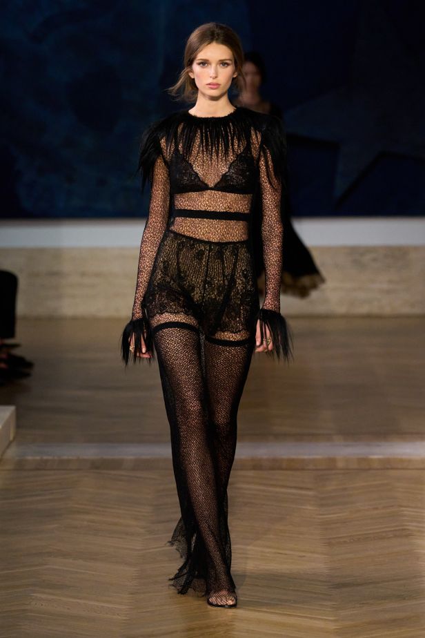 مجموعة ‏Fendi‏ للأزياء الراقية لخريف 2026.. الحرفية اليدوية تتحول إلى معجزة بصرية من ‏الدانتيل والتطريز