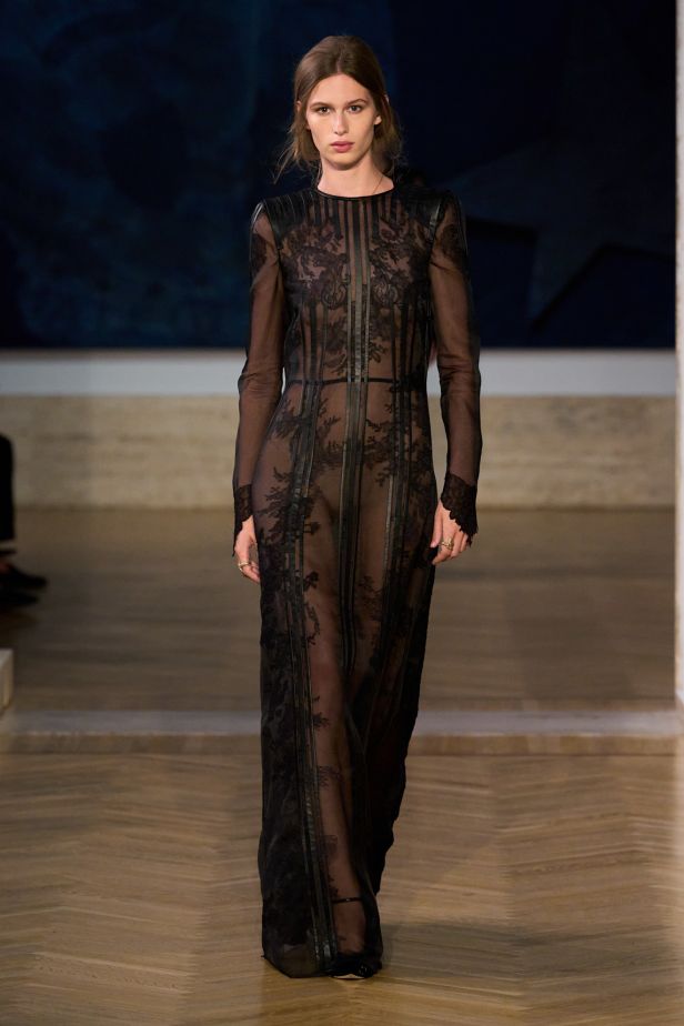 مجموعة ‏Fendi‏ للأزياء الراقية لخريف 2026.. الحرفية اليدوية تتحول إلى معجزة بصرية من ‏الدانتيل والتطريز