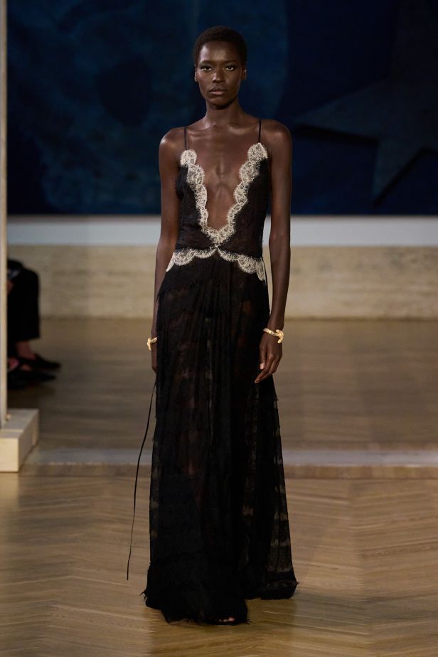مجموعة ‏Fendi‏ للأزياء الراقية لخريف 2026.. الحرفية اليدوية تتحول إلى معجزة بصرية من ‏الدانتيل والتطريز