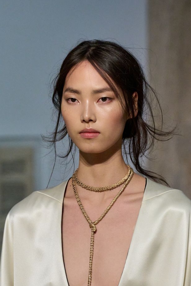 مجموعة ‏Fendi‏ للأزياء الراقية لخريف 2026.. الحرفية اليدوية تتحول إلى معجزة بصرية من ‏الدانتيل والتطريز