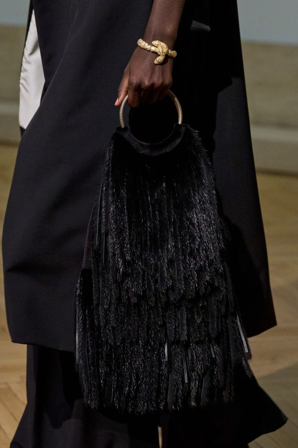 مجموعة ‏Fendi‏ للأزياء الراقية لخريف 2026.. الحرفية اليدوية تتحول إلى معجزة بصرية من ‏الدانتيل والتطريز