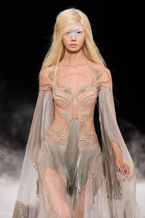 مجموعة ‏Iris Van Herpen‏... 15 عاماً من الثورة الحرفية وفستان صاغه البرق