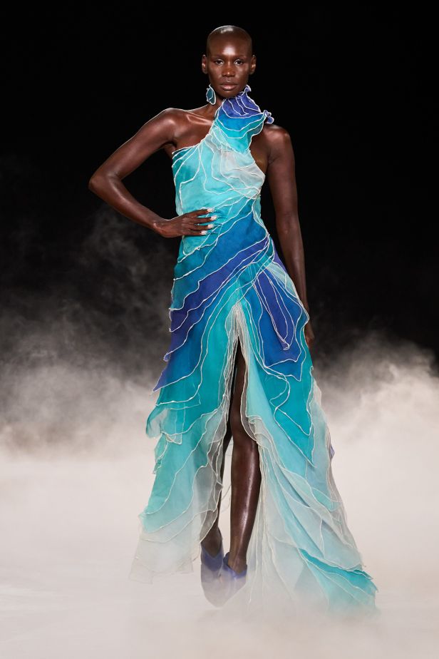 مجموعة ‏Iris Van Herpen‏... 15 عاماً من الثورة الحرفية وفستان صاغه البرق