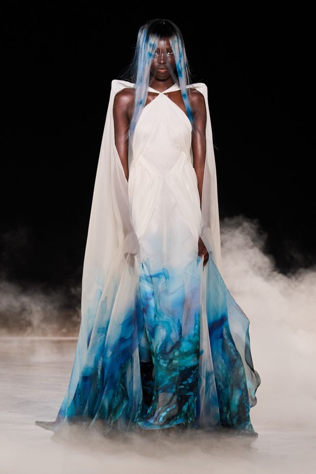 مجموعة ‏Iris Van Herpen‏... 15 عاماً من الثورة الحرفية وفستان صاغه البرق