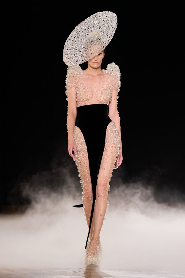 مجموعة ‏Iris Van Herpen‏... 15 عاماً من الثورة الحرفية وفستان صاغه البرق