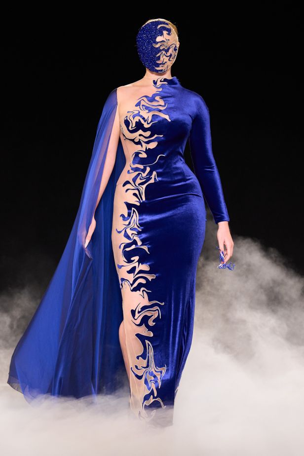 مجموعة ‏Iris Van Herpen‏... 15 عاماً من الثورة الحرفية وفستان صاغه البرق