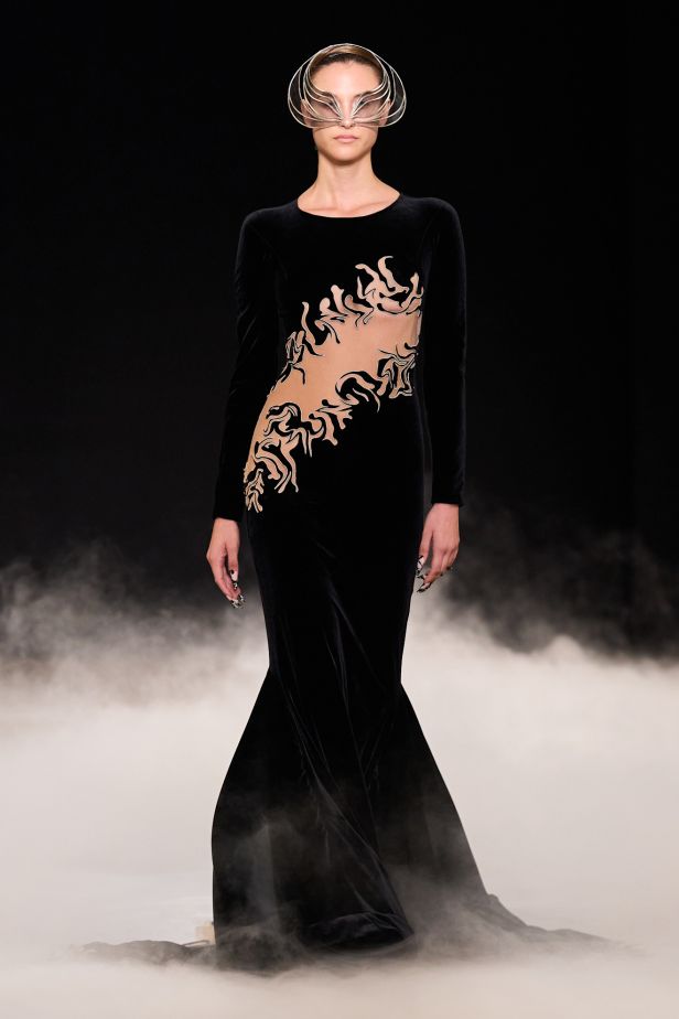 مجموعة ‏Iris Van Herpen‏... 15 عاماً من الثورة الحرفية وفستان صاغه البرق