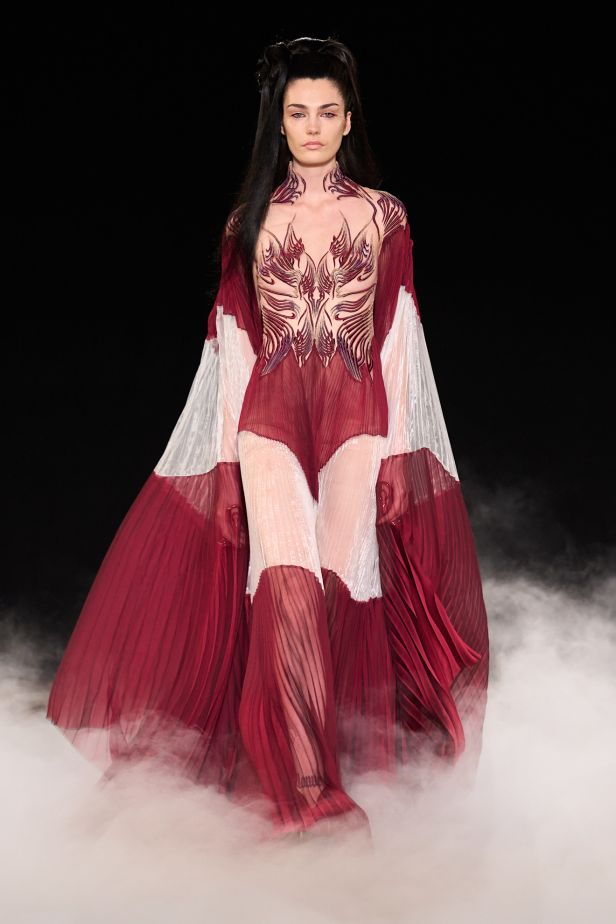 مجموعة ‏Iris Van Herpen‏... 15 عاماً من الثورة الحرفية وفستان صاغه البرق