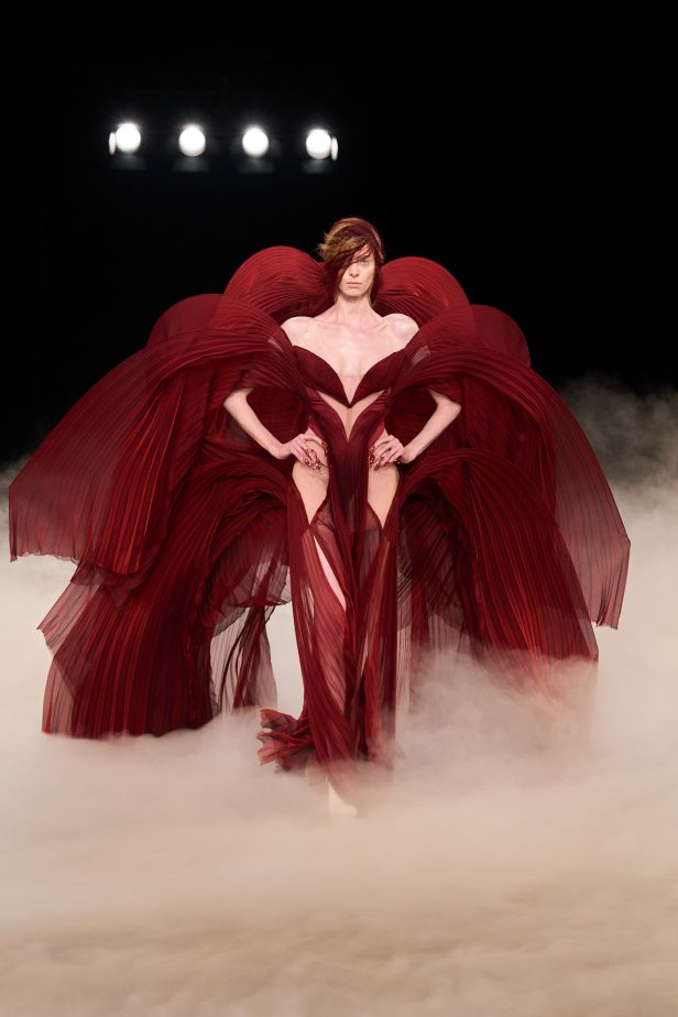 مجموعة ‏Iris Van Herpen‏... 15 عاماً من الثورة الحرفية وفستان صاغه البرق
